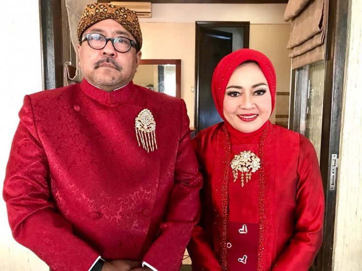 Rano Karno dan isrtinya. (Instagram/@si.rano)
