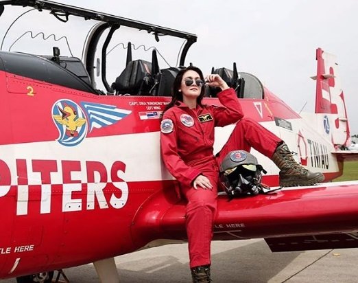 Artis Luna Maya berpose macho mirip pilot.