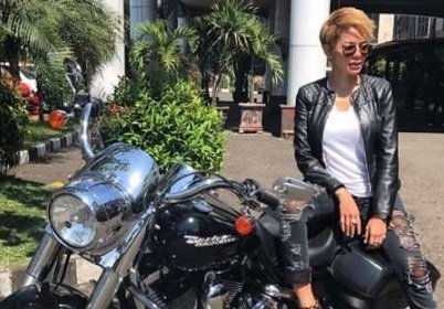 Nikita Mirzani berpose dengan mogenya.