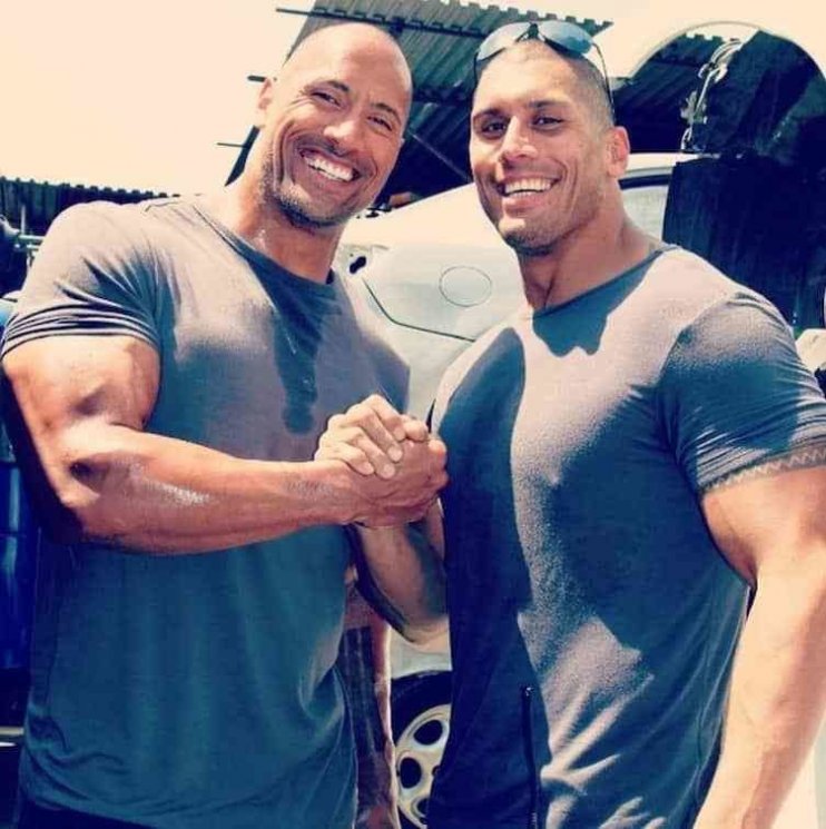 Dwayne Johnson dan Tanoai Reed . (metdaan.com)
