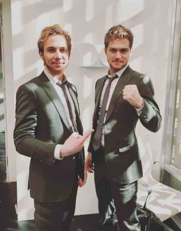 Finn Jones dan David Amstrong. (metdaan.com)