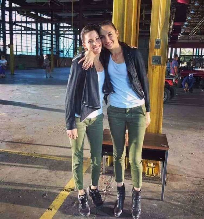 Gal Gadot dan Alicia Vela-Bailey . (metdaan.com)