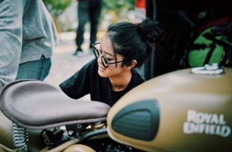 Prisia Nasution dan moge Royal Enfield-nya.