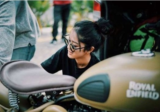Prisia Nasution dan moge Royal Enfield-nya.