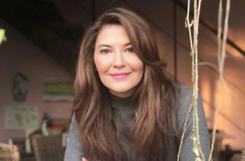 Beri Bantuan Warga Tak Mampu, Penampilan Tamara Bleszynski Jadi Sorotan