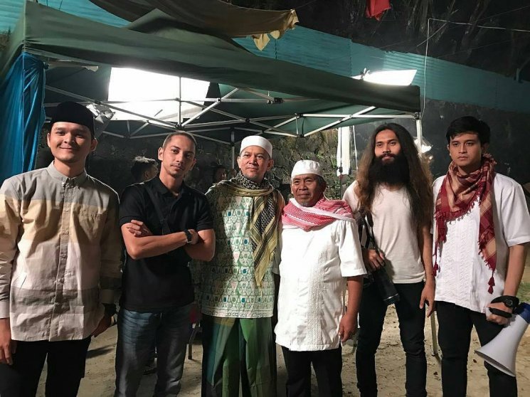 Anandito Dwis (kiri), bersama para cast film 212 The Power of Love. (Instagram/@212movie)