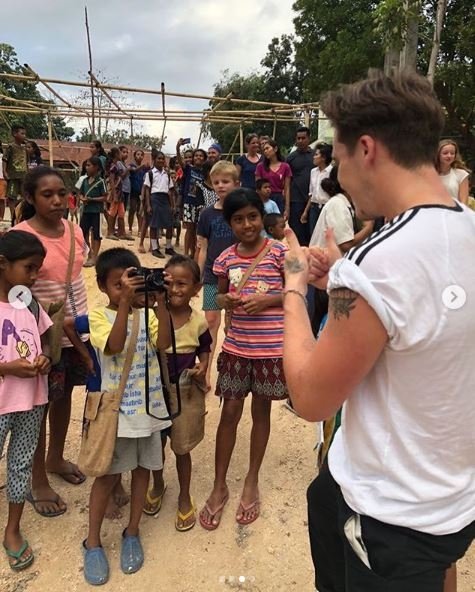 Brooklyn Beckham tampak ramah pada anak-anak Sumba. (Instagram/@victoriabeckham)