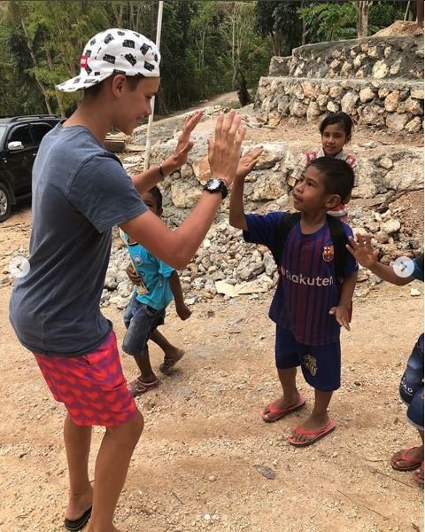 Romeo James Beckham tos dengan anak Sumba. (Instagram/@victoriabeckham)