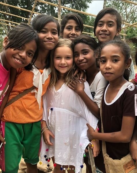 Harper Beckham dan anak-anak Sumba. (Instagram/@victoriabeckham)