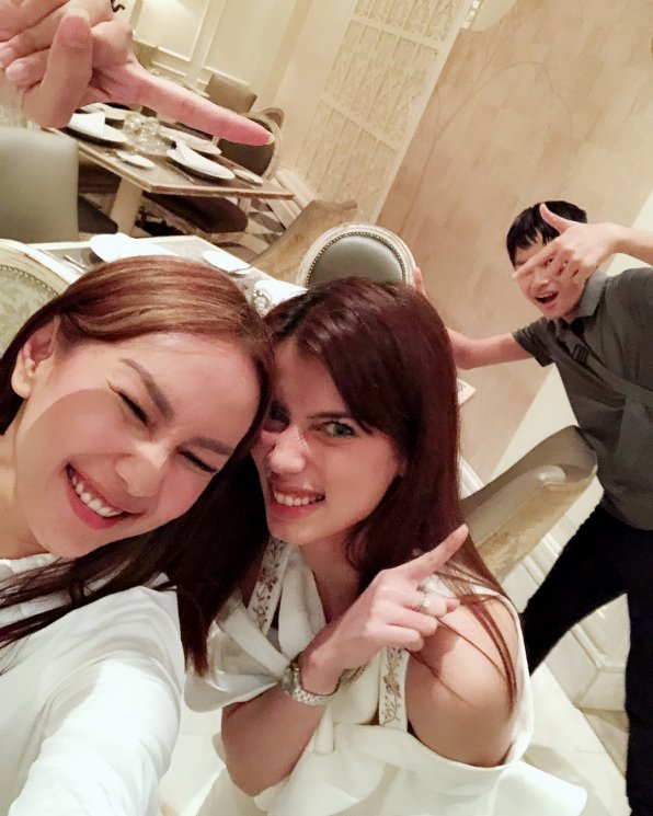 Potret kedekatan Sabrina Chairunnisa dengan keluarga Deddy Corbuzier. (Instagram/@sabrinachairunnisa_)