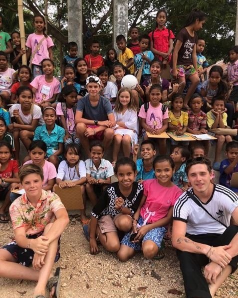 Anak-anak David Beckham bersama anak-anak Sumba. (Instagram/@victoriabeckham)