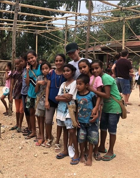 Victoria Beckham merangkul anak-anak Sumba. (Instagram/@victoriabeckham)