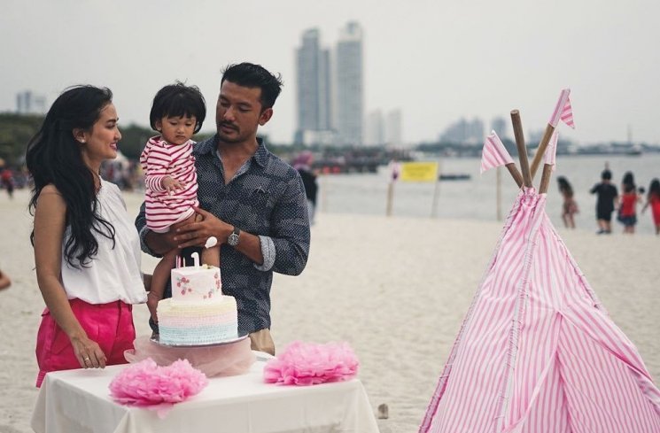 Pernikahan Atiqah Hasiholan dan Rio Dewanto. (Instagram/@atiqahhasiholan)