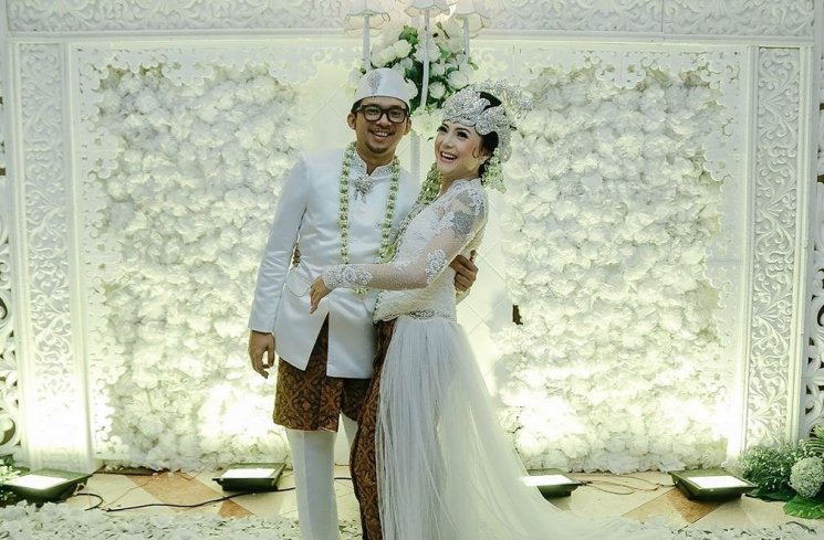 Poppy Sovia dan suaminya. (Instagram/@popsovia)
