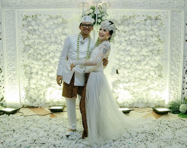 Poppy Sovia dan suaminya. (Instagram/@popsovia)