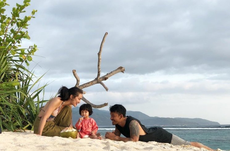 Pernikahan Atiqah Hasiholan dan Rio Dewanto. (Instagram/@atiqahhasiholan)