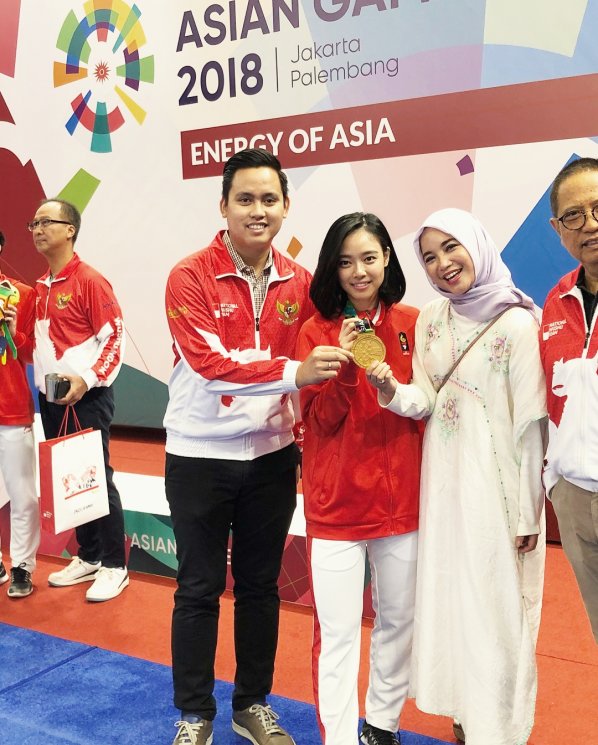 Chacha Frederika bersama atlet wushu, Lindswell Kwok (tengah). (Instagram/@chafrederica)