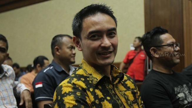 Sidang tersebut beragendakan pembacaan surat dakwaan, sebelumnya KPK menetapkan Zumi Zola sebagai tersangka dalam dua kasus berbeda. Kasus dugaan penerimaan gratifikasi dan kasus dugaan suap di Jambi. (Suara.com/Muhaimin A Untung)