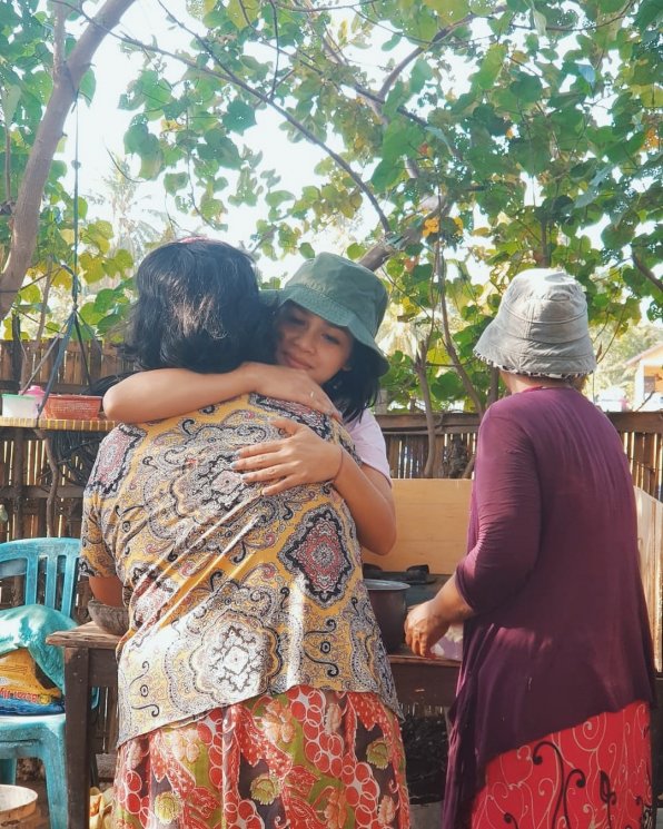 Andien mengunjungi korban gempa Lombok. (Instagram/@andienaisyah)