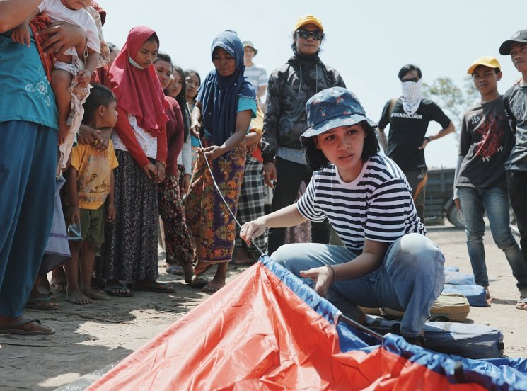 Andien mengunjungi korban gempa Lombok. (Instagram/@andienaisyah)