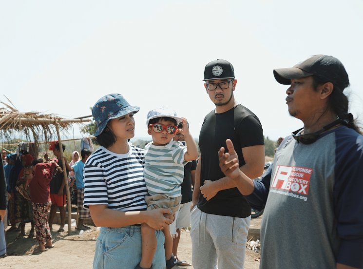Andien mengunjungi korban gempa Lombok. (Instagram/@andienaisyah)