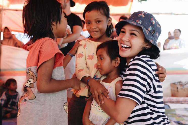 Andien mengunjungi korban gempa Lombok. (Instagram/@andienaisyah)