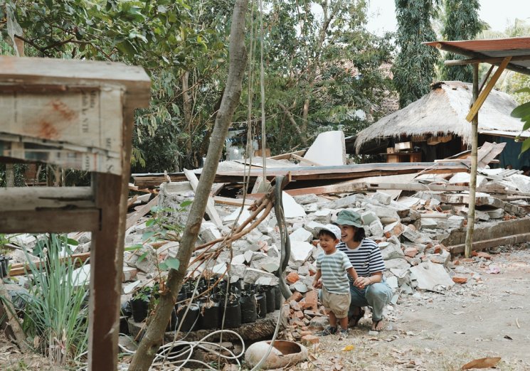 Andien mengunjungi korban gempa Lombok. (Instagram/@andienaisyah)
