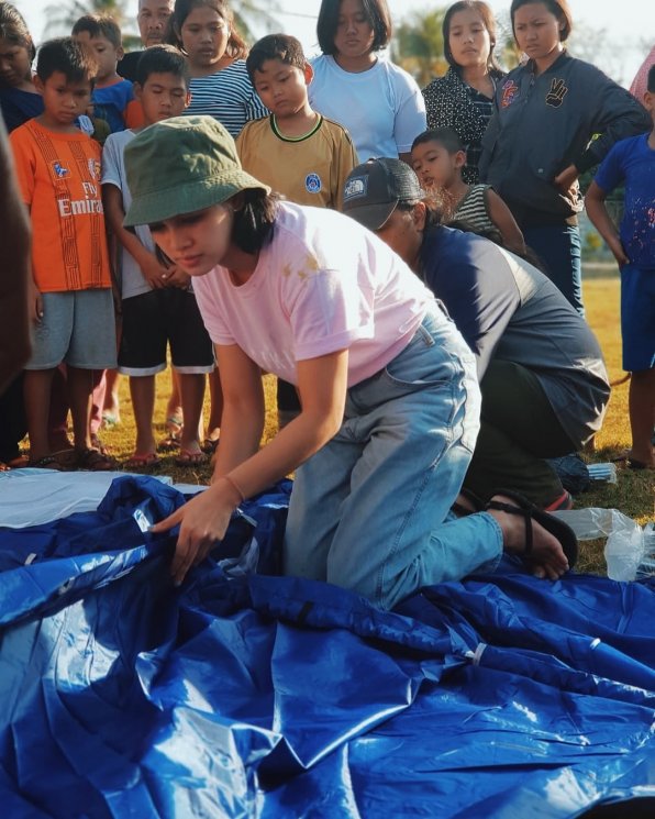 Andien mengunjungi korban gempa Lombok. (Instagram/@andienaisyah)