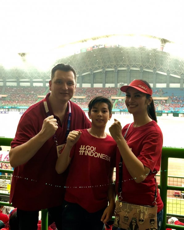 Maudy Koesnaedy dan kelaurga mendukung timnas U23 melawan Laos. (Instagram/@maudykoesnaedi)