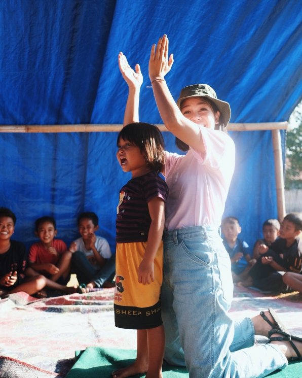 Andien mengunjungi korban gempa Lombok. (Instagram/@andienaisyah)