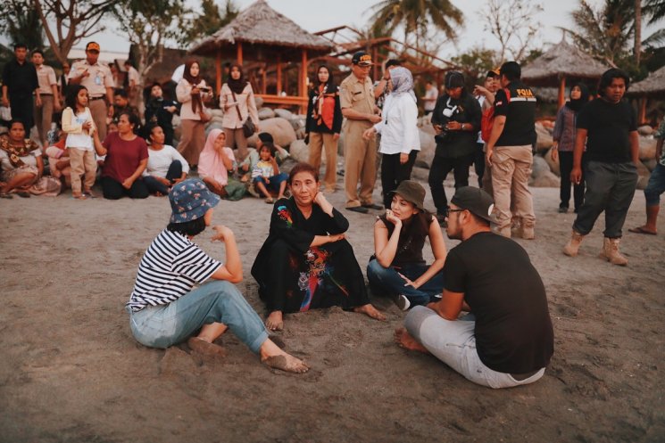 Andien mengunjungi korban gempa Lombok. (Instagram/@andienaisyah)