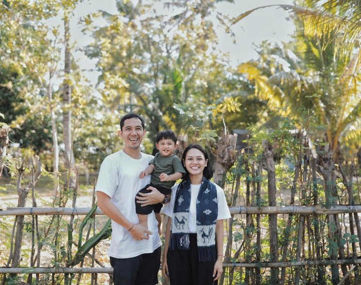 Andien mengunjungi korban gempa Lombok. (Instagram/@andienaisyah)