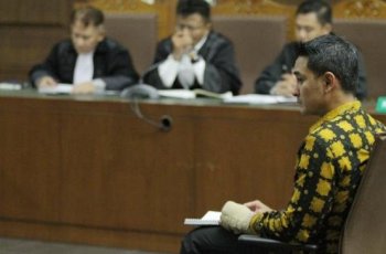 Zumi Zola Jalani Sidang PK, Bawa Berkas Bertumpuk