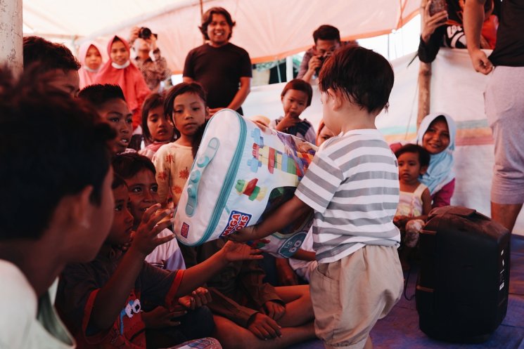 Andien mengunjungi korban gempa Lombok. (Instagram/@andienaisyah)