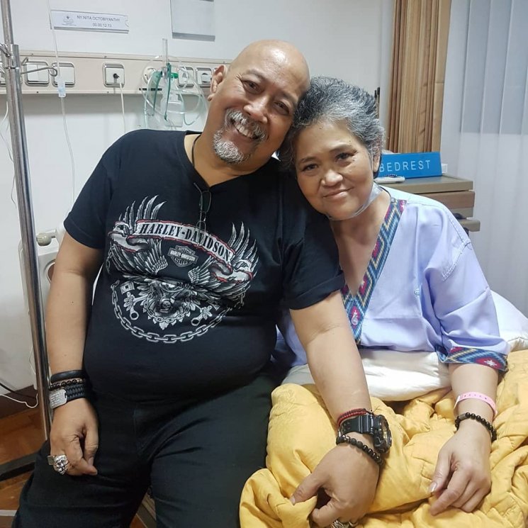 Indro Warkop temani istri kemoterapi. (Instagram/@indrowarkop_asli)
