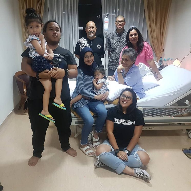 Indro Warkop temani istri kemoterapi. (Instagram/@indrowarkop_asli)