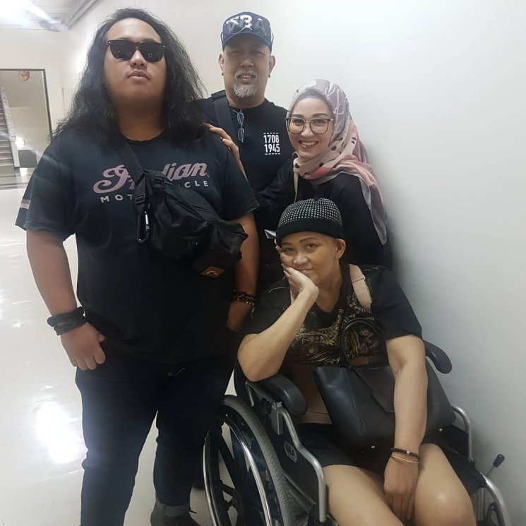Indro Warkop temani istri kemoterapi. (Instagram/@indrowarkop_asli)