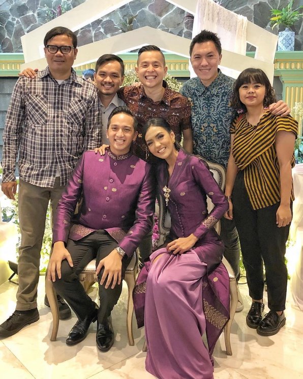 Soleh Solihun (kiri) dan Ernest Prakasa (tengah) menghadiri lamaran Ge Pamungkas dan Anastasia Herzigova. (Instagram/@ernestprakasa)