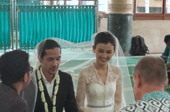 Simple Pakai Kemeja, Intip 6 Potret Resepsi Kimberly dan Edward