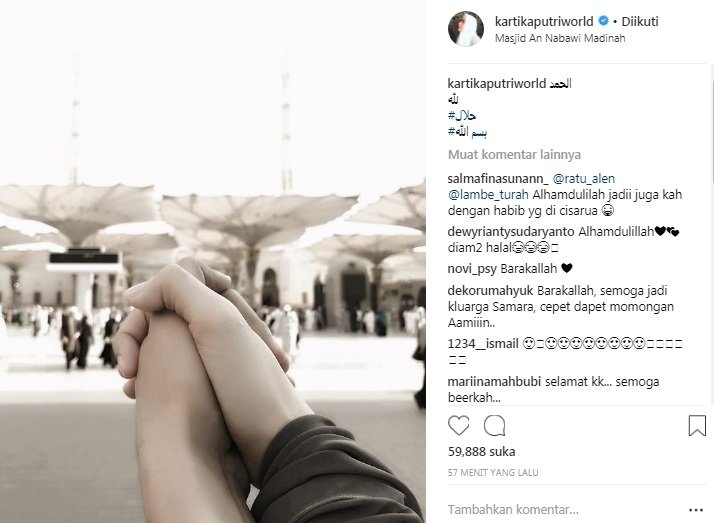 Kartika Putri berpegangan tangan dengan seorang lelaki di Masjid Nabawi. [Instagram]