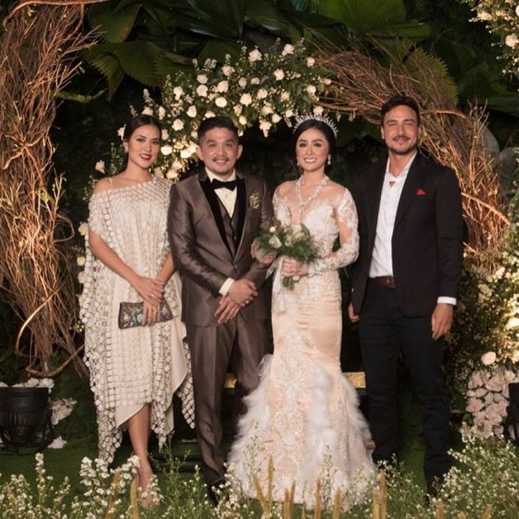 Raisa Andriana dan Hamish Daud saat menghadiri pernikahan Selvi Kitty. (Instagram/@selvikitty)
