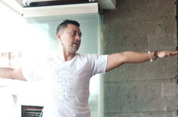 Temukan Ketenangan Lewat Yoga dan Lari, Anjasmara Ungkap Cara Atasi Stres di Tengah Padatnya Dunia Hiburan