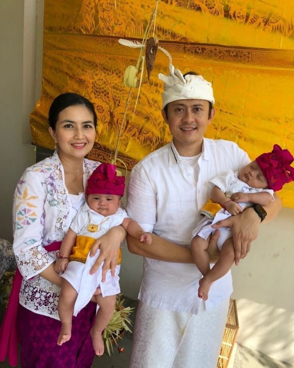 Kadek Devi, Dewa Yoga, dan putra kembarnya (Instagram/@kddevie)