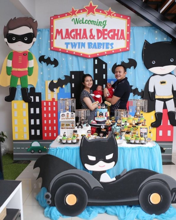 Kadek Devi, Dewa Yoga, dan putra kembarnya (Instagram/@kddevie)
