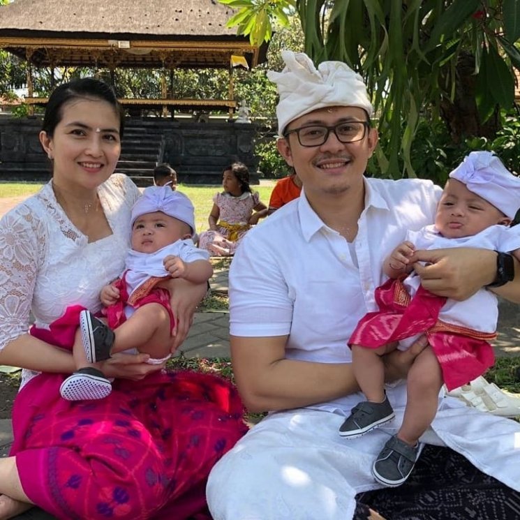 Kadek Devi, Dewa Yoga, dan putra kembarnya (Instagram/@kddevie)