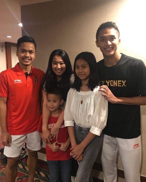Ami Gumelar, dua anaknya, Jonatan Christie dan Anthony Ginting (Instagram/@th_natanayo)