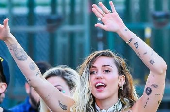 Demi Britney Spears, Miley Cyrus Rela Lakukan Ini di Konsernya