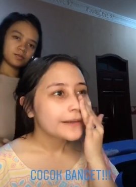 Prilly Latuconsina cuma pakai daster. [Instagram]
