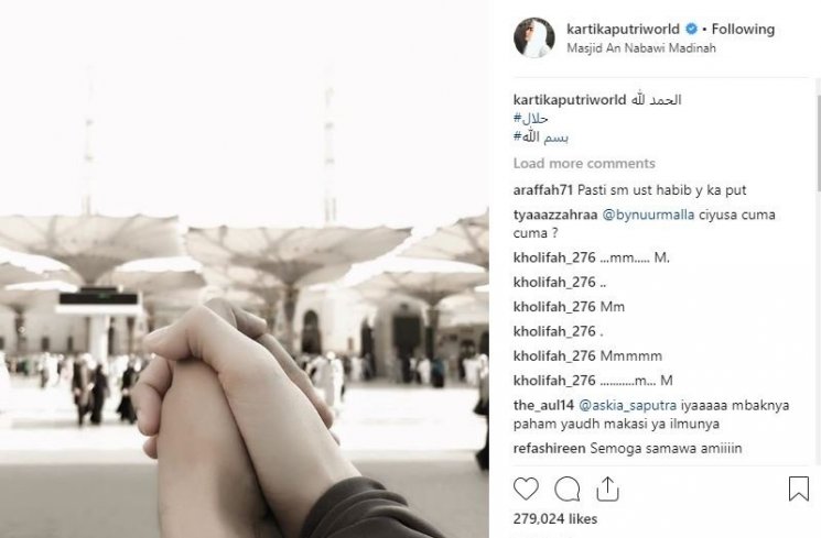 Kartika Putri bergenggaman tangan dengan seseorang. (Instagram/@kartikaputriworld)
