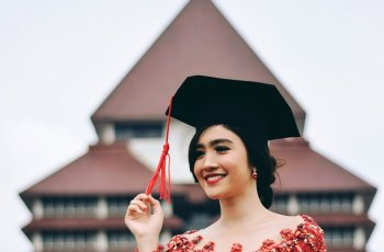 Gaya Wisuda 6 Seleb Cantik Lulusan Universitas Indonesia